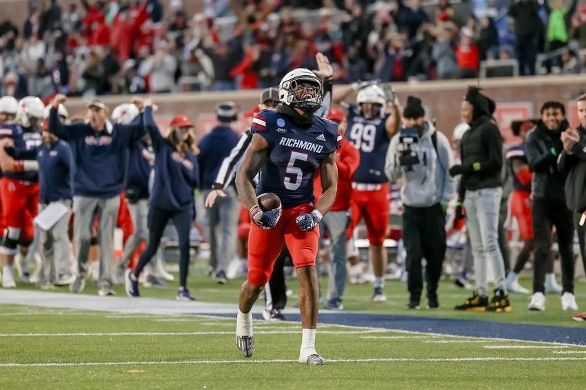 Extremely blessed to receive my first D1 scholarship from the University of Richmond 🔴🔵🕷️ #AGTG @CoachOctober @RussHuesman @Spiders_FB