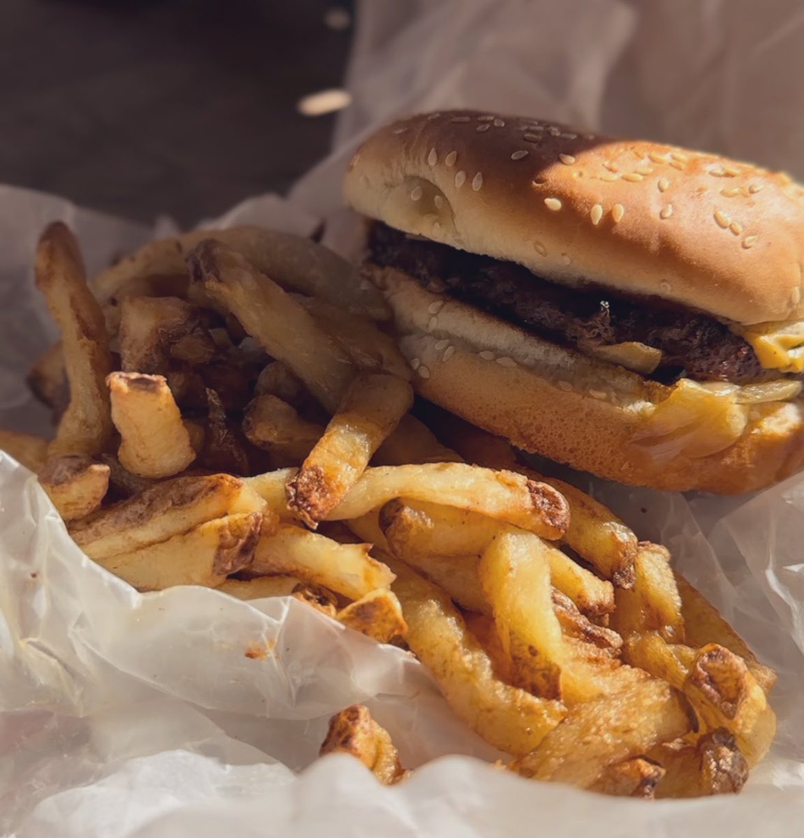 CheapSeats411's tweet photo. Fred &amp; Jack’s
7600 S. Yale
Chicago, IL

1/3 lb cheeseburger 
Chicken Cheese Fries (Working on a video review)
#FitzMagicEats https://t.co/WDMFw0yIbM