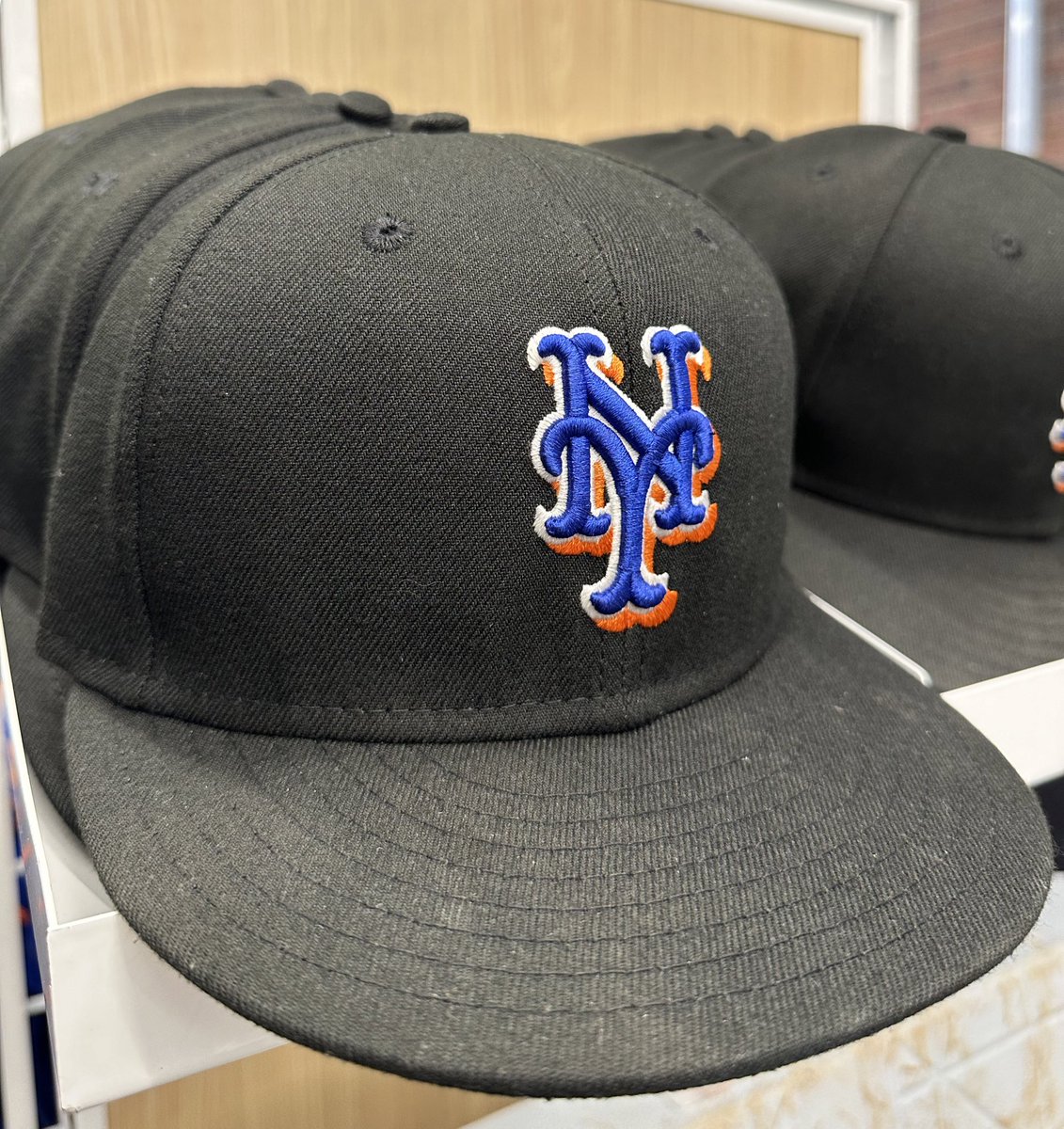 MetsMemorabilia's tweet image. While the @Mets players prepare for the start of the season in Port St. Lucie, the Amazin’ Memorabilia team is preparing for Opening Day at Citi Field! We can’t wait for home games in 2024! #Mets #gameused #memorabilia #lgm