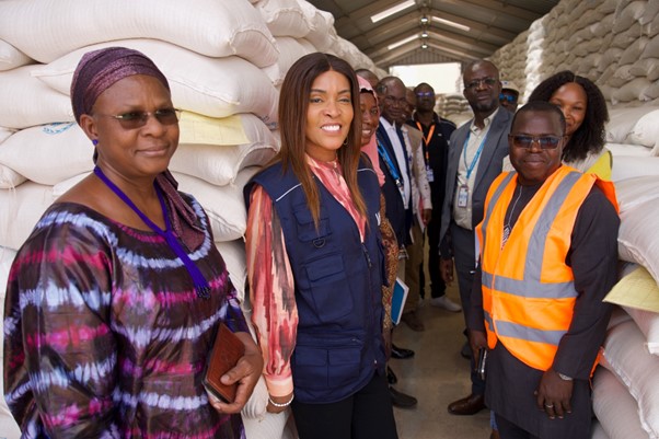 WFP_BurkinaFaso's tweet photo. Le Programme Alimentaire Mondial 🇺🇳, plus grande agence humanitaire au monde luttant contre la faim,  soutient le gouvernement pour l'atteinte des objectifs du pays #Burkina_Faso Les partenariats sont clés, et travailler avec le gouvernement essentiel
#changerdesvies @EPruscini https://t.co/RicwNuBKKW