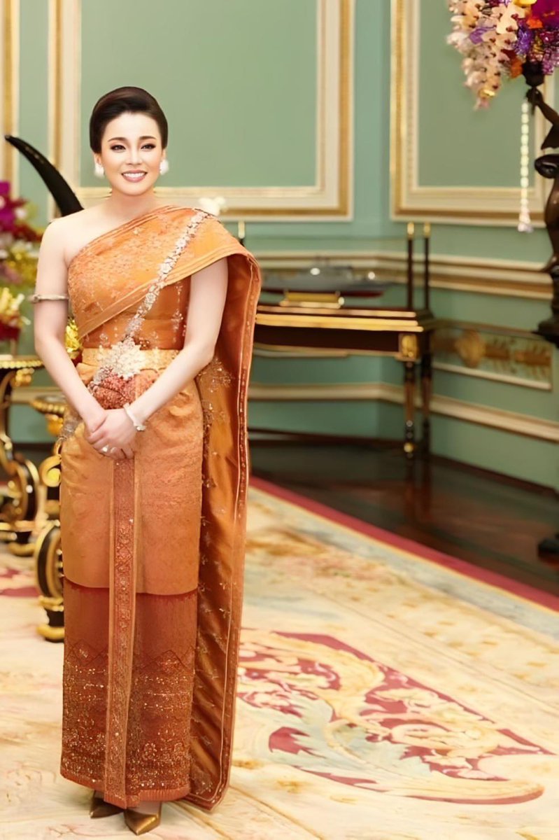 Treelybong's tweet photo. สมเด็จพระนางเจ้า ฯ พระบรมราชินี 
ทรงฉลองพระองค์ชุดไทยจักรี 🧡✨
.
#ขอให้พระองค์ทรงพระเจริญ https://t.co/whA0SoQhS5