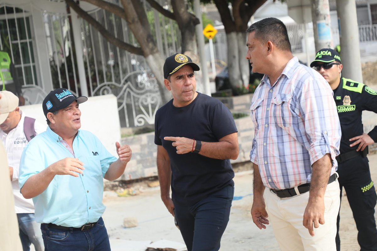 AlejandroChar's tweet photo. A paso firme avanza la #OperaciónTapaHuecos en Barranquilla.

Hoy, estamos recorriendo las localidades Suroriente, Suroccidente y Metropolitana de la ciudad, supervisando las obras de reparcheo que están en ejecución y otras que muy pronto habilitaremos. 

Ya llevamos aproximadamente 15 kilómetros de malla vial recuperada y seguimos a toda máquina, trabajando para mejorar la seguridad, el tránsito y la calidad de vida de los barranquilleros.
