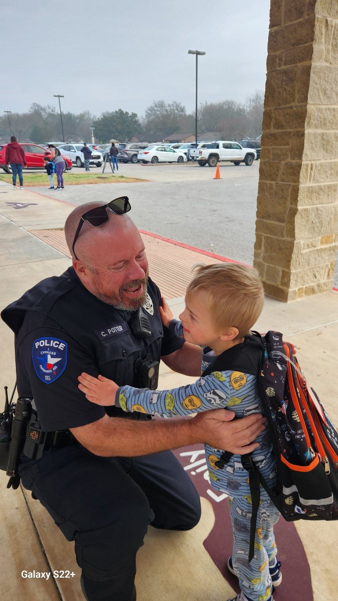 It's National School Resource Officer Appreciation Day! Thank you to Officer Potter and all of CFPD for supporting our students, staff, and family. #WeAreAdam @CFISDPDChief @CyFairISD #CFISDspirit