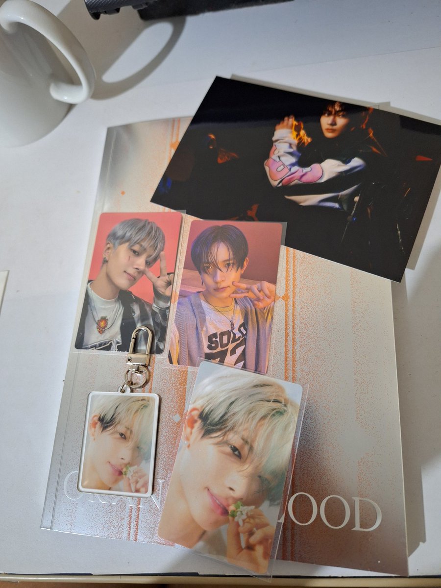 AlanaCollector's tweet photo. TROCO POR EQUIVALENTES DO JAKE 🐶💕

- Novos (acabei de abrir o álbum)
- mando vídeo no PV
- cada um paga seu frete
- photocards Jay e heeseung, postcard Jungwon e pob Niki weverse  (Photocard e chaveiro)

Por favor troquem comigo 🥹🫶🏻🤌🏻🤌🏻🤌🏻🤌🏻 

🏷️ Enhypen, Orange blood, troca. https://t.co/t5PSgIZb8V