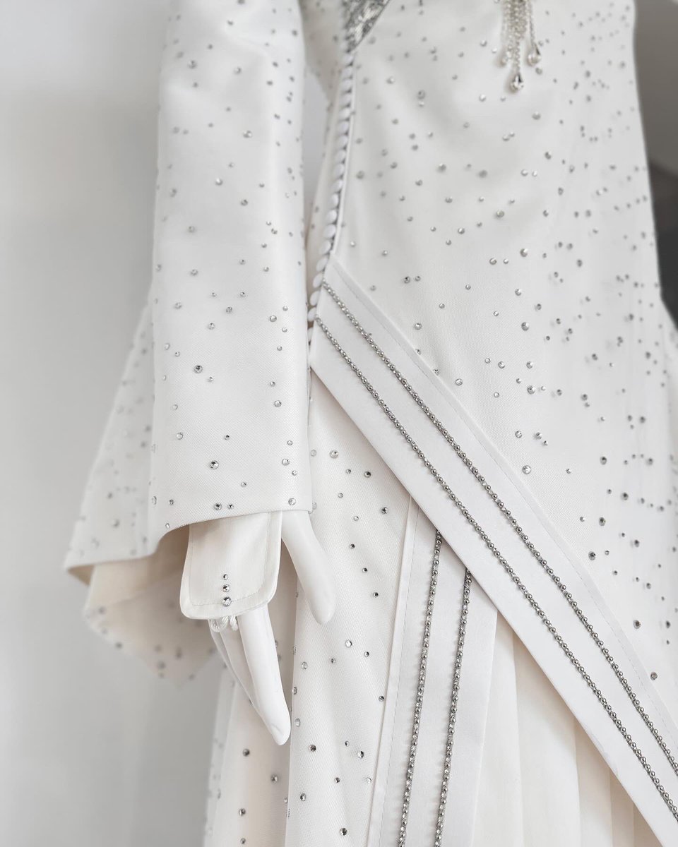 DereCos's tweet photo. Sleeve close up🤍 https://t.co/s7TeDtmdLx