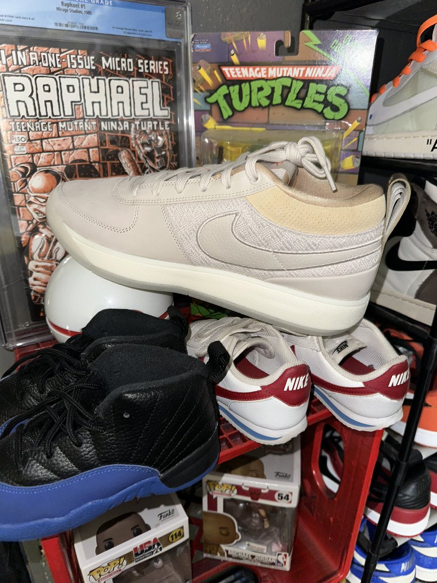 RobGutierrez04's tweet photo. @DevinBook these are 🔥🔥🔥 #nike #dbook #chapter1 #sneakerhead https://t.co/mDYPW08RFf