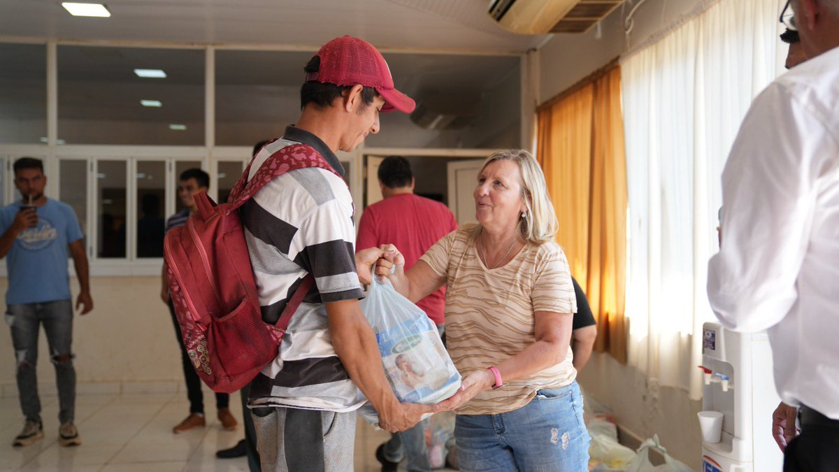 eugeniasafran's tweet photo. Cerca de los que producen 

Junto al Ministro de Desarrollo Social de Misiones, Fernando Meza, y el Secretario de Desarrollo Social de Apóstoles, Aldo Muñoz, entregamos más de 500 módulos de alimento a familias tareferas de nuestra ciudad.

#ApóstolesCreceMás https://t.co/OIoF57Jl4q