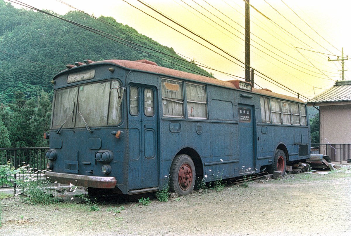 奥多摩の民家に眠っていた、西東京バスの廃車体。運転士を定年退職され