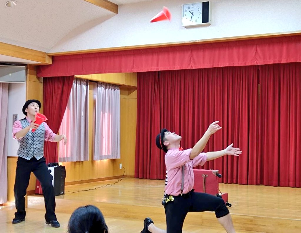 warauago's tweet photo. 園の方から許可をいただいたので
本番中の写真もちゃんと載せてみます🤹🎵

園児達からのアンコールが鳴り止まず
何回も戻ってアドリブでパフォーマンスしたり😜💦

失敗しても「頑張れ～！」と応援してくれる純粋さとパワーに、こちらもパワーを吸いとら…、
いやいや、パワーをもらいました😁💦(笑) https://t.co/2PE8qwGgBD