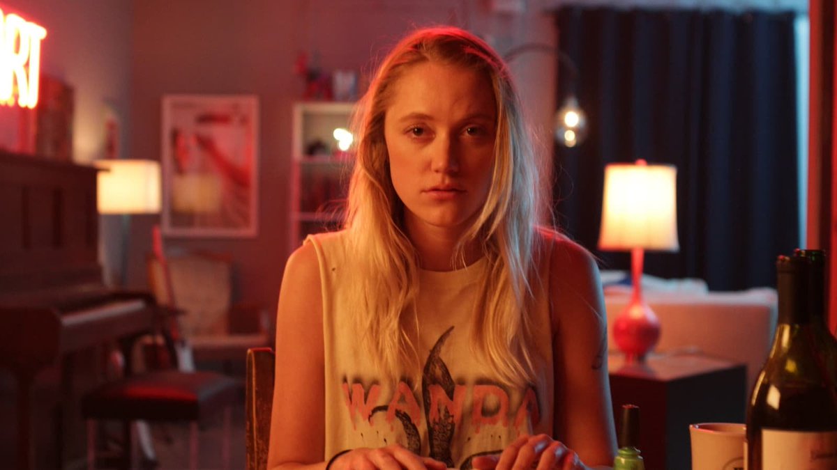 dirigidoporela's tweet photo. Como Ficar Sozinha: Lucy (Maika Monroe), é uma jovem mulher que luta para sobreviver a uma noite cada vez mais bizarra onde seus medos mais secretos e desejos reprimidos começam a se manifestar e atacá-la. Primeiro filme de Kate Trefry. Disponível na @FILMICCA https://t.co/w8zQI55bRW