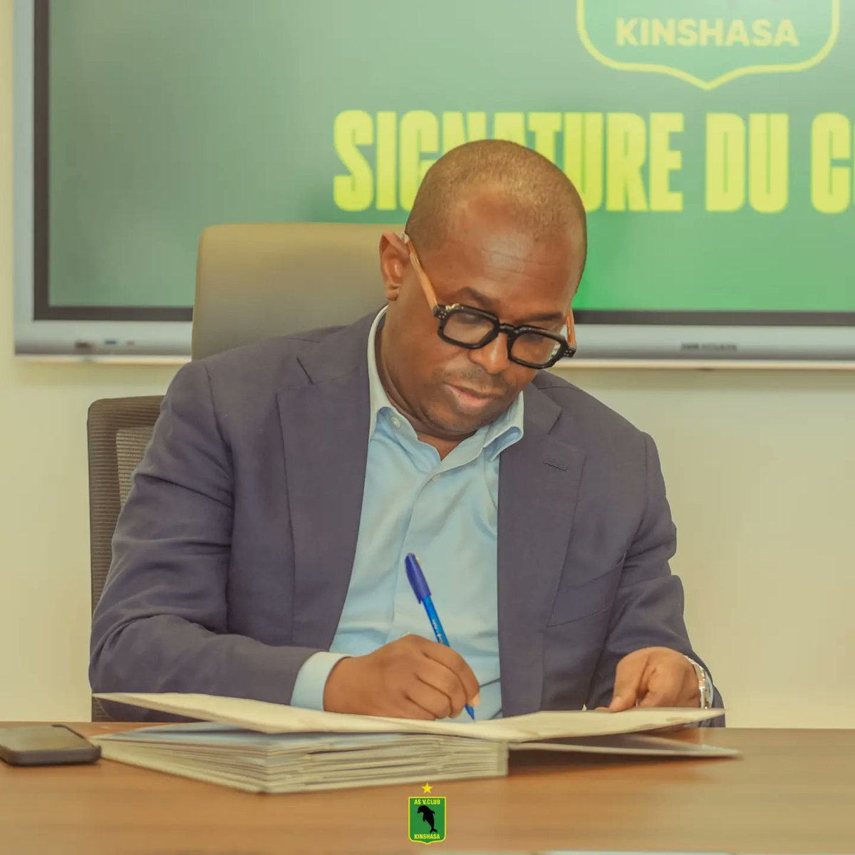veaofficiel's tweet photo. ✅ Fait ✍🏿 | Nouveau membre du Staff Technique
🇫🇷 @Enzodonis ( 🇧🇪 Belge d'origine) 
💼 Ass. technique, développeur des performances individuelles et coup de pied arrêté. 

𝐁𝐨𝐲𝐞𝐲𝐢 𝐄𝐥𝐚𝐦𝐮 ! 
𝐁𝐢𝐞𝐧𝐯𝐞𝐧𝐮𝐞 ! 
𝐖𝐞𝐥𝐜𝐨𝐦𝐞 ! 
#𝚅𝙴𝙰𝚗𝚊𝙼𝙾𝚃𝙴𝙼𝙰 🫶🏿🟢⚫ https://t.co/ogRfpxATKA