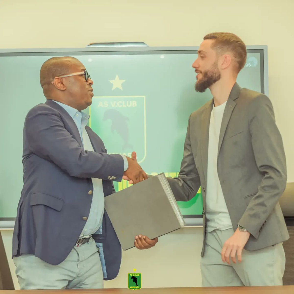 veaofficiel's tweet photo. ✅ Fait ✍🏿 | Nouveau membre du Staff Technique
🇫🇷 @Enzodonis ( 🇧🇪 Belge d'origine) 
💼 Ass. technique, développeur des performances individuelles et coup de pied arrêté. 

𝐁𝐨𝐲𝐞𝐲𝐢 𝐄𝐥𝐚𝐦𝐮 ! 
𝐁𝐢𝐞𝐧𝐯𝐞𝐧𝐮𝐞 ! 
𝐖𝐞𝐥𝐜𝐨𝐦𝐞 ! 
#𝚅𝙴𝙰𝚗𝚊𝙼𝙾𝚃𝙴𝙼𝙰 🫶🏿🟢⚫ https://t.co/ogRfpxATKA