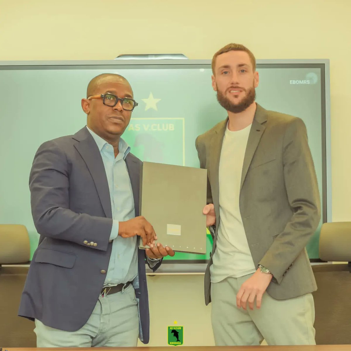veaofficiel's tweet photo. ✅ Fait ✍🏿 | Nouveau membre du Staff Technique
🇫🇷 @Enzodonis ( 🇧🇪 Belge d'origine) 
💼 Ass. technique, développeur des performances individuelles et coup de pied arrêté. 

𝐁𝐨𝐲𝐞𝐲𝐢 𝐄𝐥𝐚𝐦𝐮 ! 
𝐁𝐢𝐞𝐧𝐯𝐞𝐧𝐮𝐞 ! 
𝐖𝐞𝐥𝐜𝐨𝐦𝐞 ! 
#𝚅𝙴𝙰𝚗𝚊𝙼𝙾𝚃𝙴𝙼𝙰 🫶🏿🟢⚫ https://t.co/ogRfpxATKA