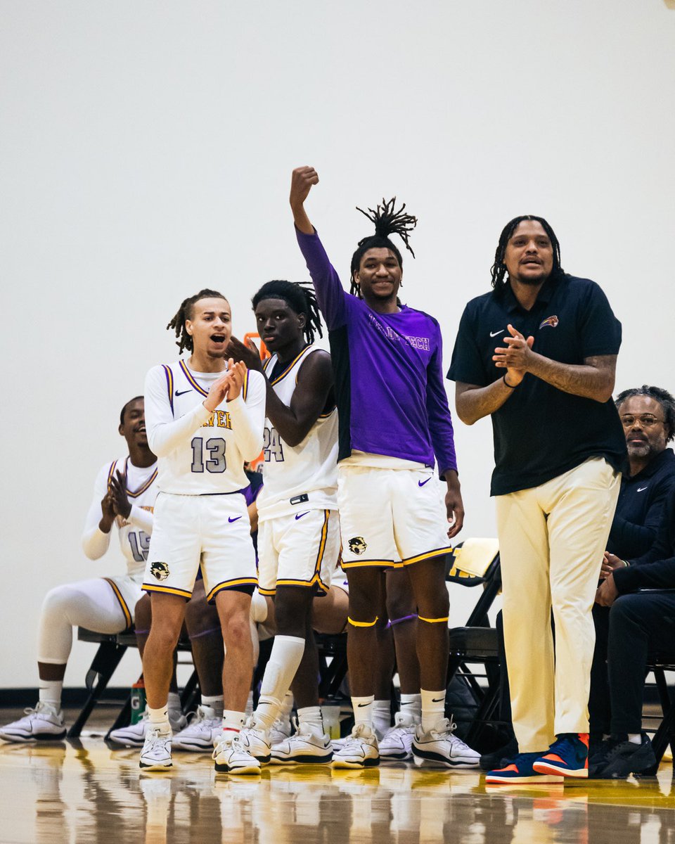 risboyrock's tweet photo. #LATradeTech #CoachTino💪🏽💜💛 https://t.co/VQQw61fOwS