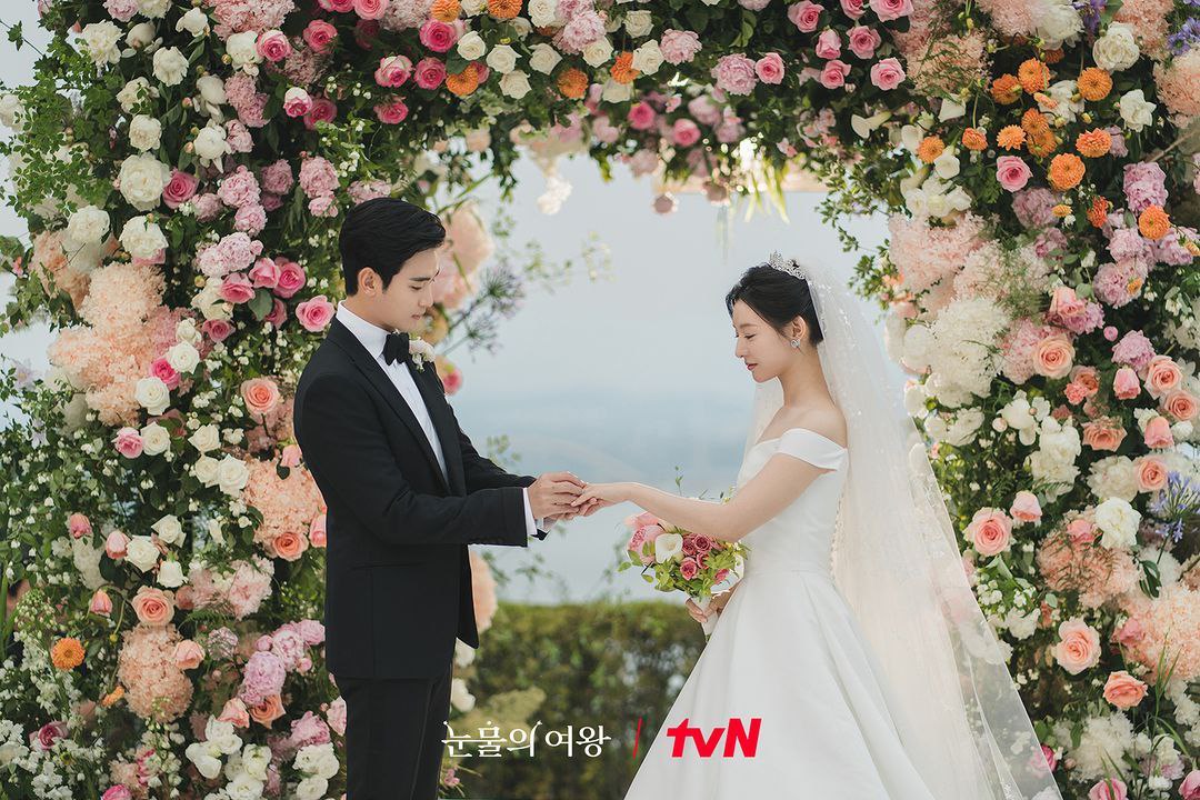 DBRplus's tweet photo. SAUDADES DO QUE EU VIVI COM #BINJIN!

O casal da nação #SonYeJin e #HyunBin servindo de referência pro casamento do k-drama #QueenOfTears, com #KimSooHyun e  #KimJiWon. https://t.co/XuUFNhUQnl
