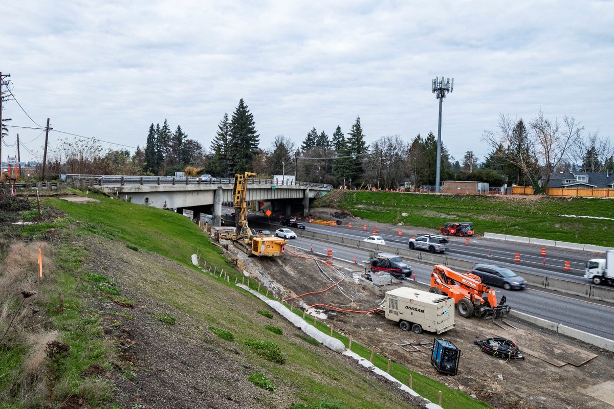 OregonDOT's tweet image. 📢 ATTENTION #Beaverton and #Tigard: The nine-month closure of the Hall Blvd. overpass is coming soon and starting March 4! This marks the first in a series of major closures for the #OR217AuxLanes project while crews replace the overpass. Closure details: bit.ly/3wnbk2g
