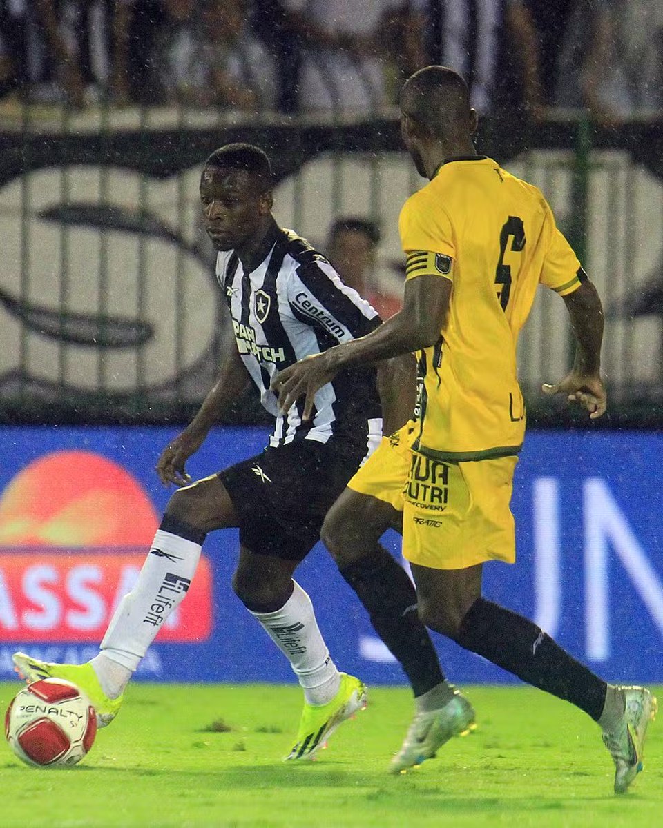 EspacoGlorioso's tweet photo. Luiz Henrique fará exames nesta sexta-feira para saber se há lesão na panturrilha da perna esquerda.

No treino de hoje, o jogador ficou na parte interna do centro de treinamentos, dando início ao tratamento de fisioterapia.

🗞️ @ge_botafogo https://t.co/AJGwKHGQZ3
