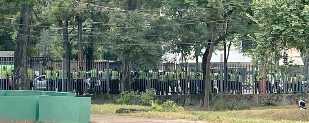 patriciavargasq's tweet photo. La cantidad de policías q destinaron hoy en la protesta de estudiantes, y otro montón a la sede de la ANR.
Pero salís a caminar y terminás con un tiro o una puñalada. Ni un agente en la calle. Aumentaron policías que hacen de guardarspaldas hasta de funcionarios de medio pelo. https://t.co/weLeRGd5MI