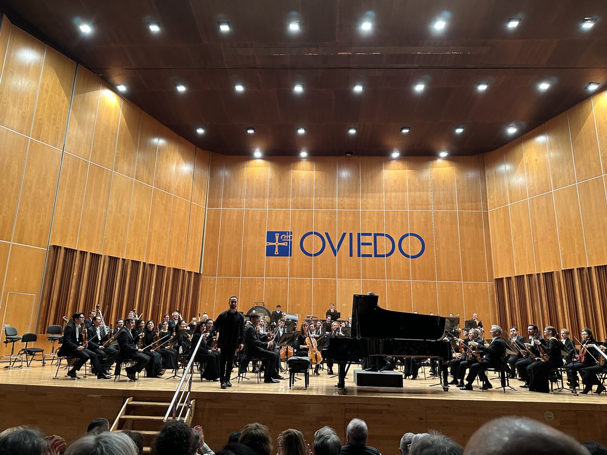 RamonSobrino1's tweet photo. Maravilloso concierto @ndr #Elbphilharmonie, dirigida por Alan @GilbertConducts, con Igor Levit @igorpianist
Concierto 3 piano #Bartok. Sinfonía 1 #Brhams.
Propina: «Asturias patria querida», orquestación del trombonista @Simone_Candotto
👋👋👋
@CosmeMarina @culturaoviedo https://t.co/DLJS2htmrM