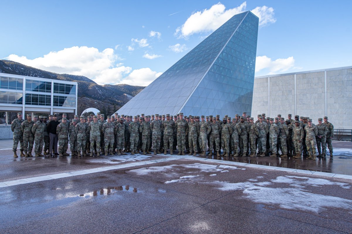 4thInfDiv's tweet image. Mission accomplished! Senior leaders of the 4th Infantry Division wrap up the #4ID Ivy Arc Culture event, paving the way for Ivy Culture, lethal teams, peak partnerships, ready people and innovative minds. 
•
#IvyArc | #IvyPeople | #IvyTeams | #IvyMinds | #IvyReady 
•