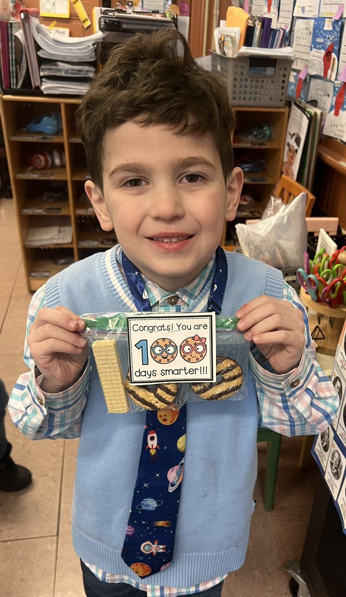 Maestrajenn's tweet photo. We are “100 Days Smarter.” #SmartCookies #100yearsold #crafts #accountabletalk @School5Yonkers @PtaSchool5 @YonkersSchools https://t.co/xD0QIT6lv3