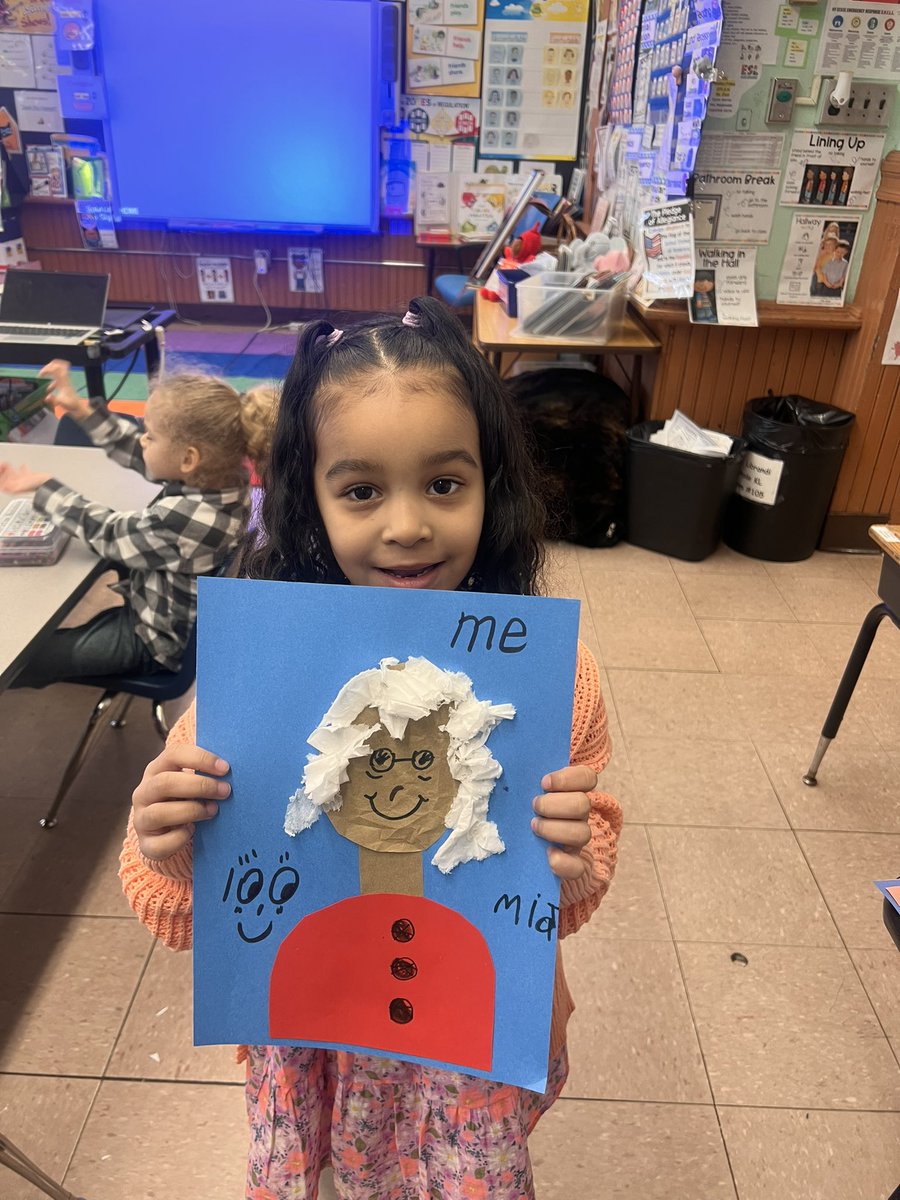 Maestrajenn's tweet photo. We are “100 Days Smarter.” #SmartCookies #100yearsold #crafts #accountabletalk @School5Yonkers @PtaSchool5 @YonkersSchools https://t.co/xD0QIT6lv3