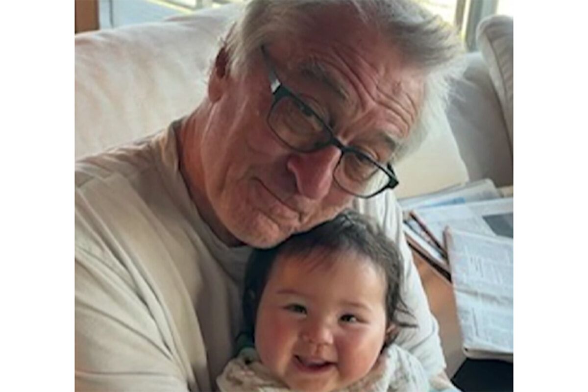 madameFIGARO_jp's tweet image. 「彼女と今この瞬間をシェアできることは、大きな喜びであり、大きな安心だ」と語る、80歳のロバート・デ・ニーロ。生後10ヶ月の娘との写真が話題に！#ロバートデニーロ
buff.ly/3SEZKXp