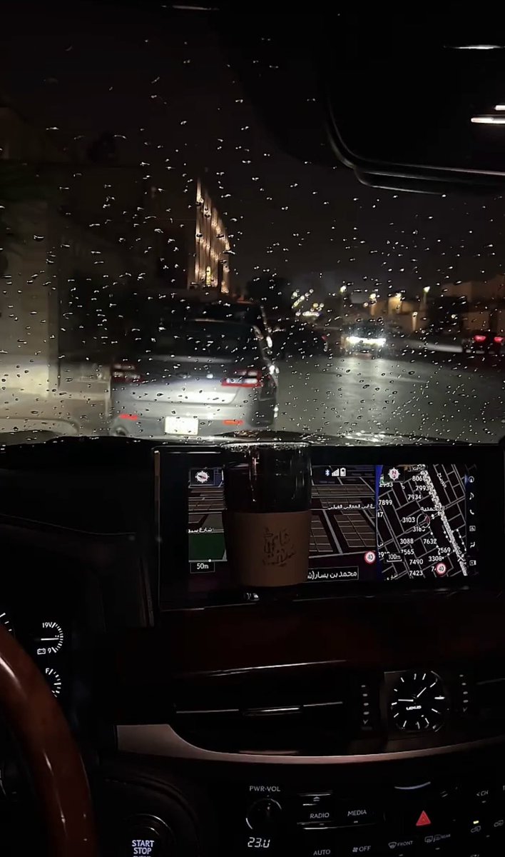 أشوفك سحابٍ في مجيّه حيا وأمطار
وأشوفك مجي القوم والحرب والسلّه

وأشوفك نهارٍ ماتوارى عن الأنظار،،
"ياعنّك إنّي أفضّل شموسه على ظلّه

تعال إن بدأ لك في دروبي ضحى وديار
هذا الصدر مرتع، وأنت خابره وتْدلّه

وخذ أول شبابي عمر لاشحت الاعمار
وإذا كان مايكفي؟ فداك العمر كلّه