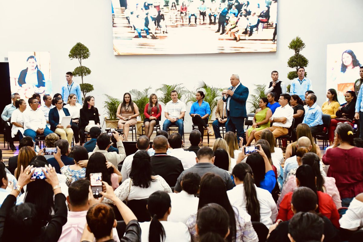 UleamEcuador's tweet photo. Presidente #DanielNoboa en visita a la #uleam felicita a #FF.AA  y #PoliciaNacional por brindar seguridad a la población. Rector de Uleam #Dr. Marcos Zambrano agradece a  Jefe de Estado por devolverle la tranquilidad al país, la academia y la nación también lo apoyan, aseguró https://t.co/uOKdlBwUBT