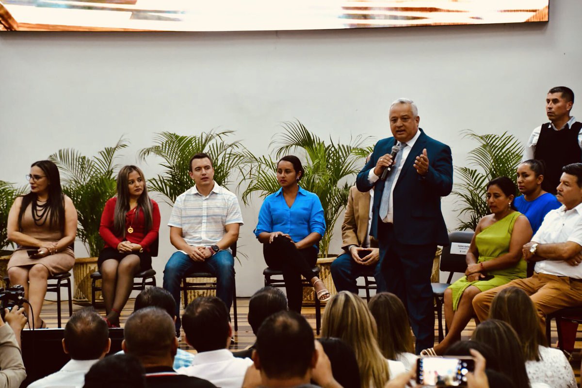 UleamEcuador's tweet photo. Presidente #DanielNoboa en visita a la #uleam felicita a #FF.AA  y #PoliciaNacional por brindar seguridad a la población. Rector de Uleam #Dr. Marcos Zambrano agradece a  Jefe de Estado por devolverle la tranquilidad al país, la academia y la nación también lo apoyan, aseguró https://t.co/uOKdlBwUBT