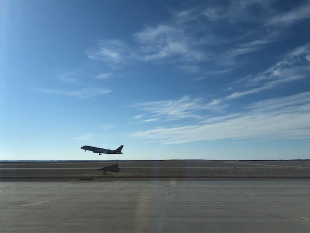 GCKAirport's tweet photo. E175 @ GCK! Daily service with American Airlines to DFW! https://t.co/wOiBG5pVqy
