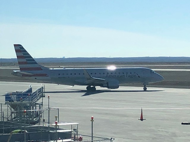 GCKAirport's tweet photo. E175 @ GCK! Daily service with American Airlines to DFW! https://t.co/wOiBG5pVqy