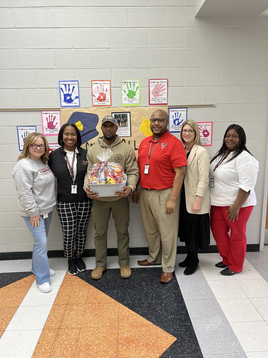 Dr_JSanders's tweet photo. Happy National SRO Appreciation Day to our very own Deputy Walter Lamar! We are so thankful for his unwavering dedication &amp; hard work towards keeping our school community safe. Thank you, Deputy Lamar, for all that you do for us in Red Devil Nation! #BetterTodayGF @ChesterSheriff https://t.co/3rp4joB1LO