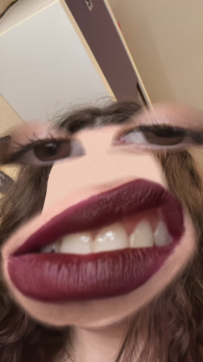 Yo viendo como la amante de peso pluma alias el deplumao se justifica diciendo que ella no ve las noticias españolas y con lo cual no sabe de la relación de el y la nicki nicole
