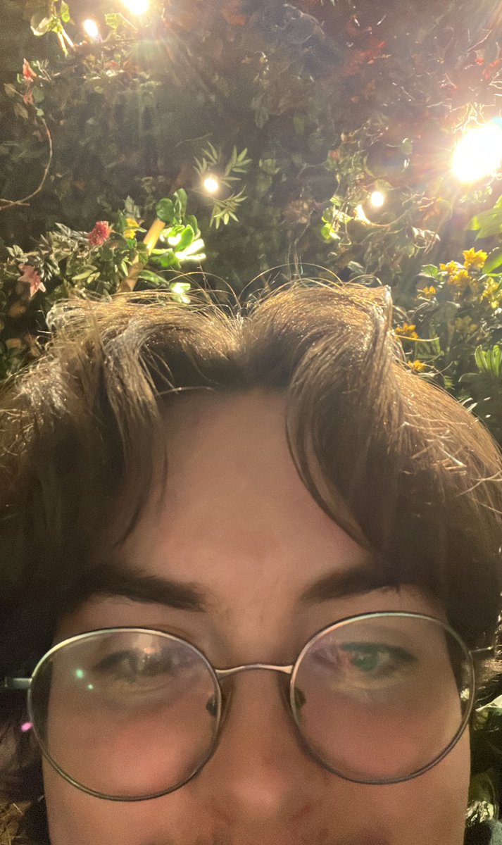 devilwaitss's tweet image. getting absolutely smashed in the rainforest cafe