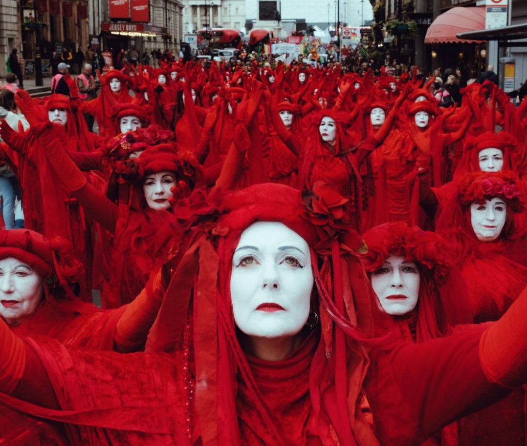 People are invited to take part in a MOCK-FUNERAL FOR NATURE procession, through the streets of Bath to help raise awareness and make change happen, especially for the UK, which is now ‘one of the most nature-depleted countries on earth’ coderedfornature.uk/afuneralfornat… Red Rebels, drums…