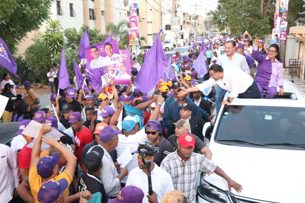 LuisAlbertoSDE_'s tweet photo. Con gran entusiasmo los munícipes de Santo Domingo Este reciben a nuestro próximo alcalde @AlbertoTejeda_ y al próximo presidente @abelmartinezd 

#LlegóLaHora
#Vota2PorLuisAlberto #LuisAlbertoAlcalde 
#AbelPresidente https://t.co/AgyC2xbOTj
