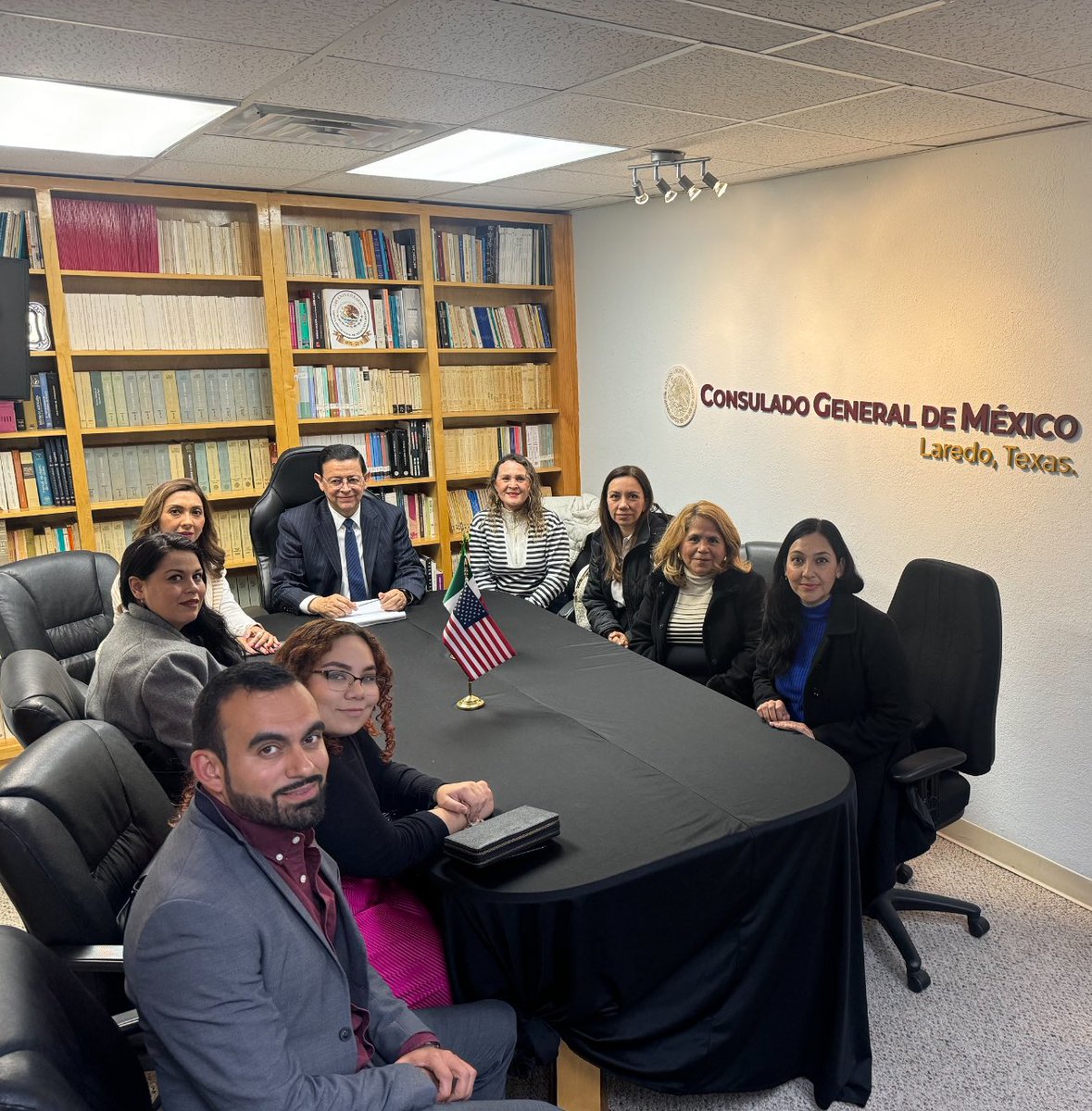 consulmexlaredo's tweet photo. Está tarde recibimos una misión comercial de empresari@s y funcionari@s de Jalisco que visitan los dos Laredos para conocer la infraestructura y la logística a fin de expandir la presencia de ese estado en esta región fronteriza. https://t.co/J2iDKN9qnc