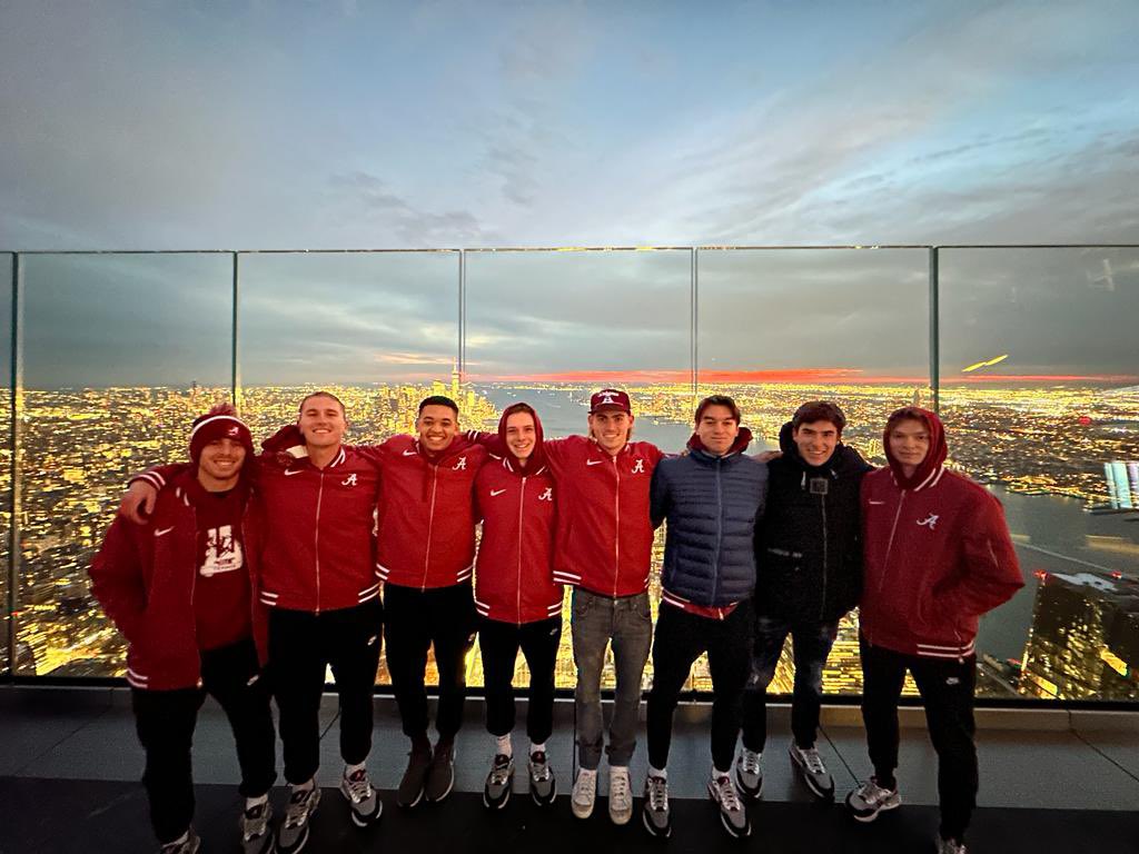 UACoachHusack's tweet photo. @alabamamtn climbing high into the NYC sky. Buckeyes tomorrow. #ITAIndoors #ProgressWithTheProcess #ThatsBama https://t.co/YkFBaWE6I6