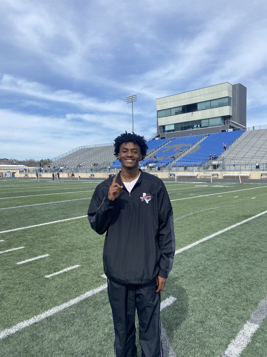 TrackHaltom's tweet photo. @kayembe_isaiah 
Went ahead and broke the school record in the 200 too🤷🏼‍♂️
21.5 https://t.co/HrpMWusFm8