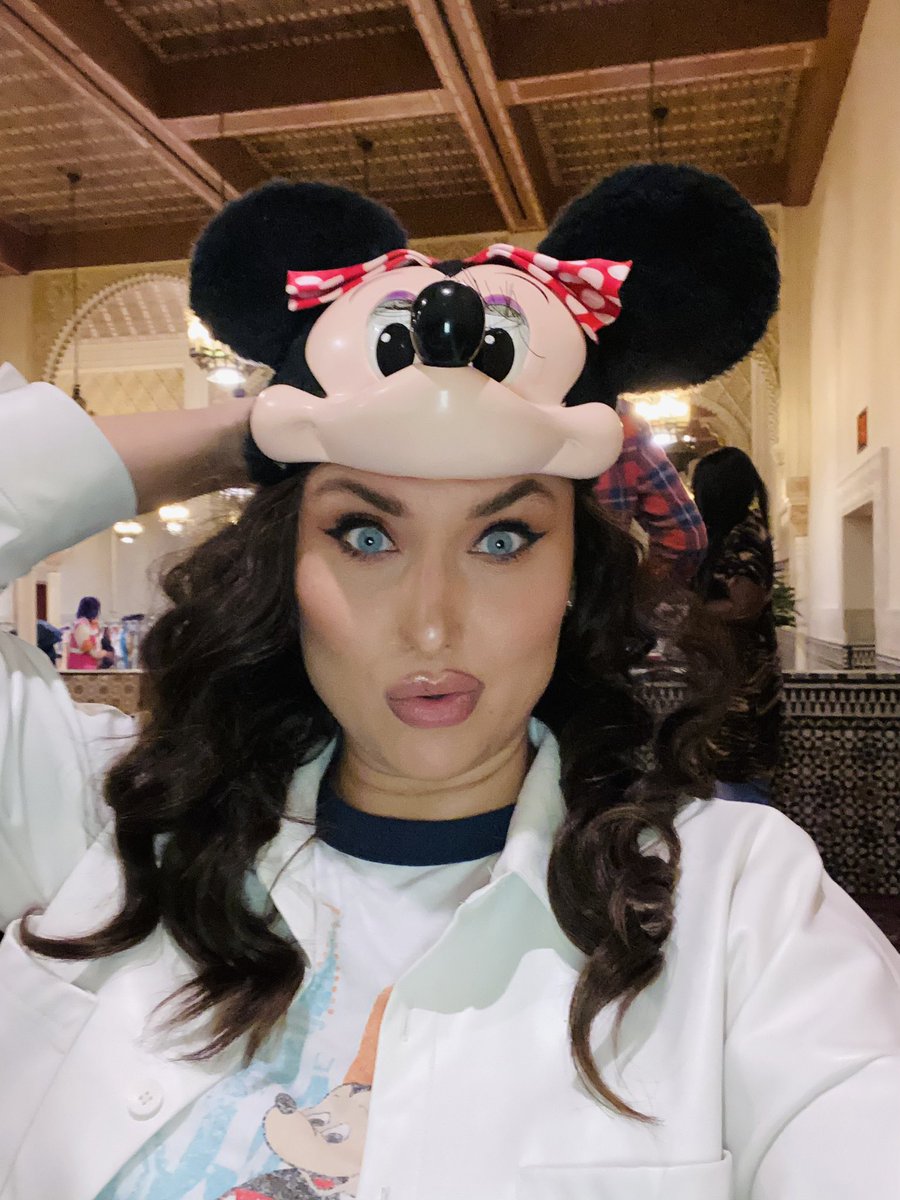 _Anna_Meza_1's tweet photo. On set at @WaltDisneyWorld #epcot with #kaysonhandshy #antonhandshy #kaelynhandshy https://t.co/ihQfmK5N4D