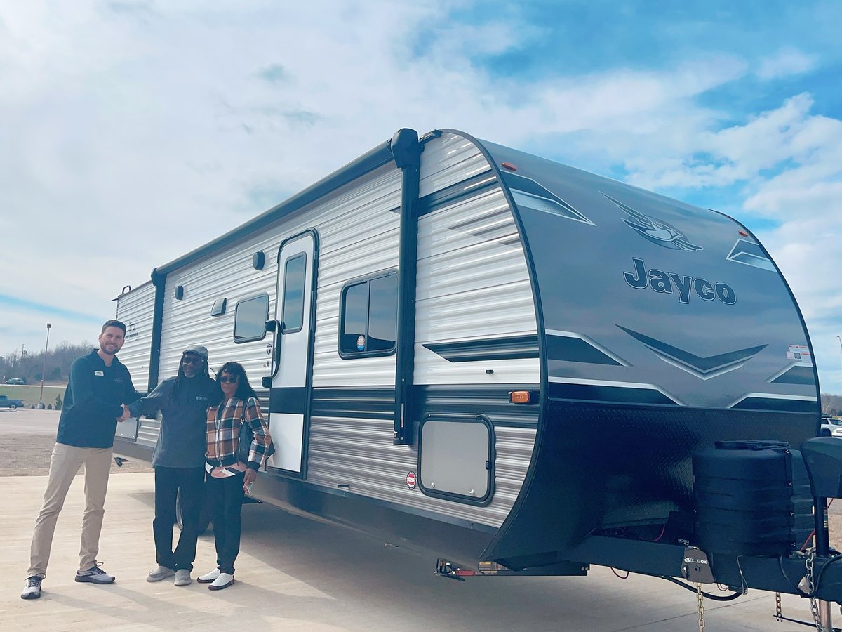 TommywithRVs's tweet image. Congratulations to Eddie and Dianne on the purchase of their Jayco Jay Flight travel trailer! They have big plans to travel out West together ☀️🌵🧭 Happy camping! #MakingMemories #LetsJayco #TommywithRVs #JaycoRV