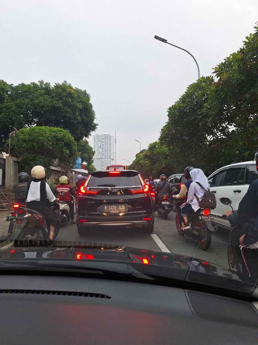 bondry's tweet photo. Hindari jalan lenteng agung arah pasar minggu. Macet total , cenderung berhenti.  @RadioElshinta @TMCPoldaMetro @lewatmana https://t.co/pIrdWQ6S5a