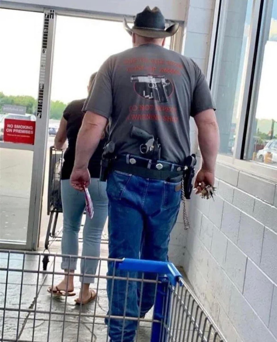 QueenDarbyy's tweet photo. If you were shopping at your local grocery store and came across this man...

How would you FEEL? 🤔 https://t.co/Dd5YFgVA0z