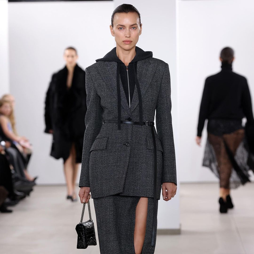 Opulent simplicity at #MichaelKors FW24 ⌚️ The designer juxtaposed sharp tailoring and lingerie dressing of the ‘30s with the streamlined luxury of the ‘90s and laid-back attitude of today #NYFW