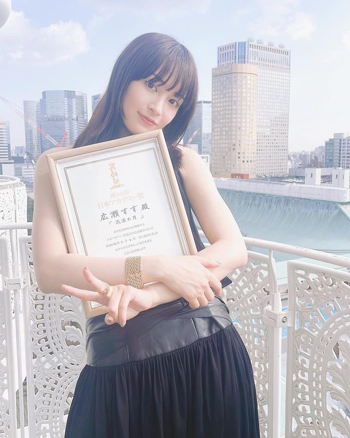 zsuzuu's tweet photo. Thank you so much for the Best Actress award! 🏆💖 Standing with Bun and Ryo-kun makes it extra special. みんなのサポートに感謝しています！ https://t.co/xZ1a3rWQ1F