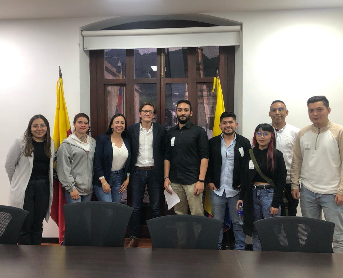 🔴 Ayer estuvimos en una reunión con la Dirección de Derechos Humanos, el Secretario de Gobierno y organizaciones de la sociedad civil, instamos a la instalación de la Mesa Territorial de Garantías de Bogotá y su inclusión en el plan de desarrollo distrito 2024-2028.
🧵⬇️