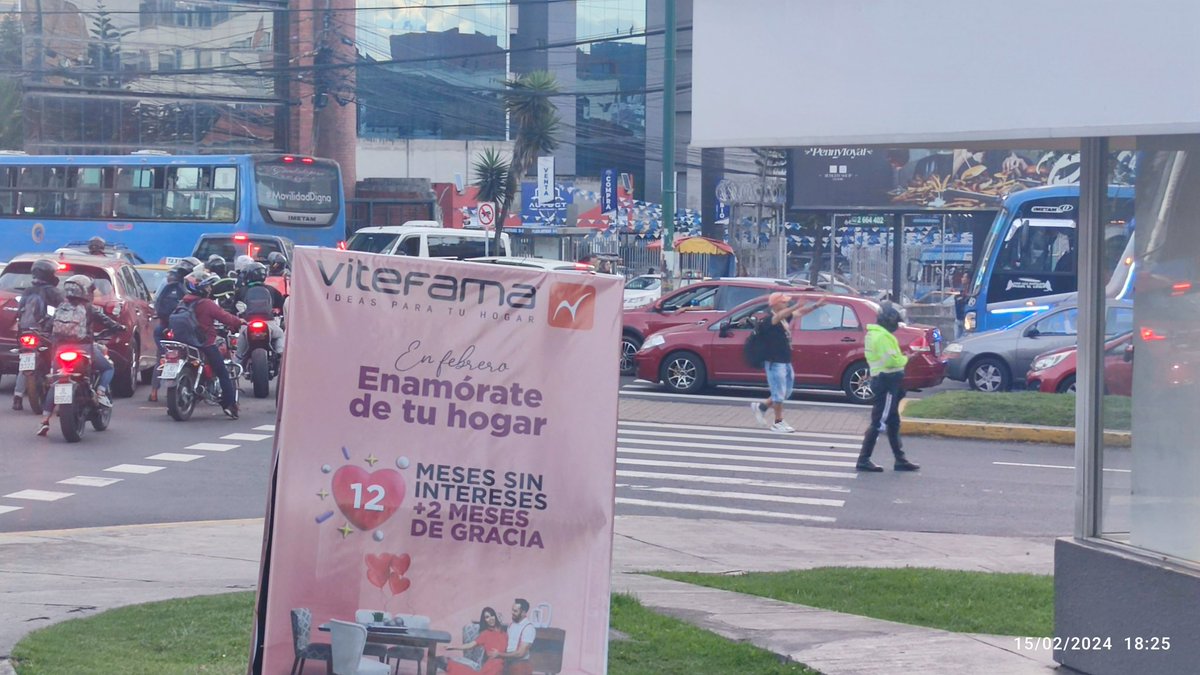 dardold02's tweet photo. Mientras el tráfico en la m!3rd@  en el redondel de la plaza Artigas el  man de tránsito en el teléfono. 

@AMT_Quito @EcuavisaInforma @teleamazonasec @comunidadquito @traficouio https://t.co/XjfOtnjy6v