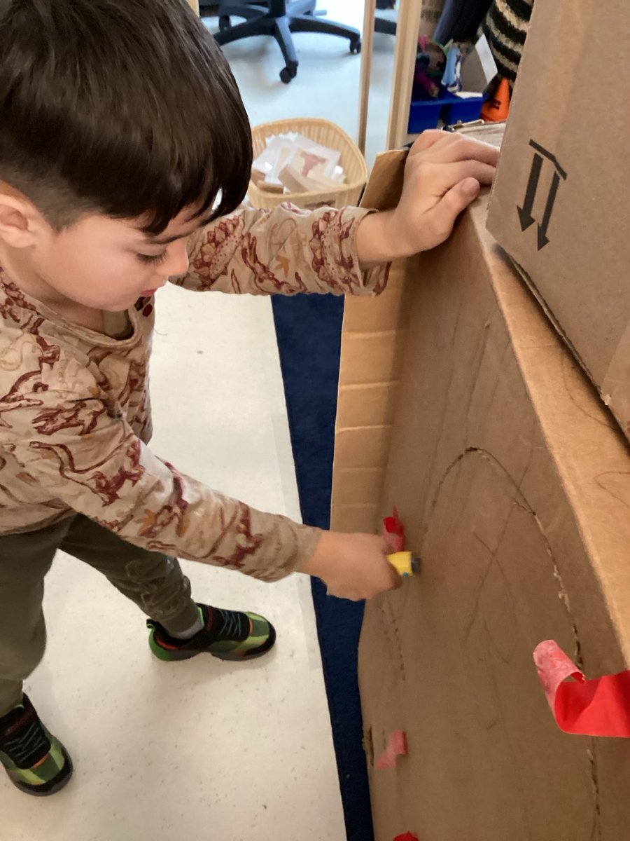 Boxitects at work! Exciting discoveries to team up and transform our box!