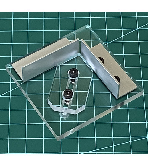 mosuke0623's tweet photo. ハコ組専門　手のひらサイズの治具です
クリップやスティック糊などを使って仮固定すれば、流し込み接着が手軽にできます

＃模型
#プラモデル

https://t.co/UpStIqJQno https://t.co/GUQHKjJQ2s
